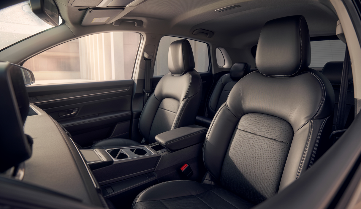 Intérieur de voiture avec sièges cuir, plastique et textile impeccablement entretenus selon les techniques esthétiques modernes de 2025